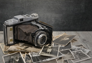 alter antiker fotoapparat mit fotografien