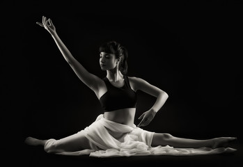 Fototapeta na wymiar dancer women en studio