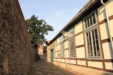Fototapeta na wymiar Neubrandenburg, Stadtmauer und Ringstraße