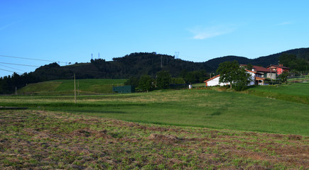 Fototapeta na wymiar Paisajes montañosos y verdes del norte. 