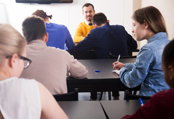 Obraz premium Students listening to teacher