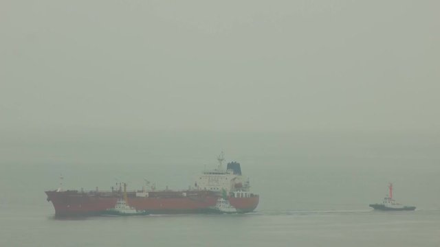 タグボートと貨物船