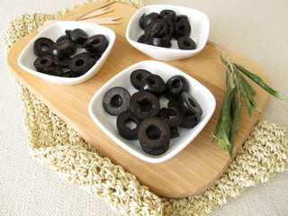 Geschnittene schwarze Oliven