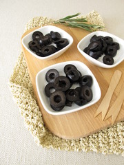 Geschnittene schwarze Oliven