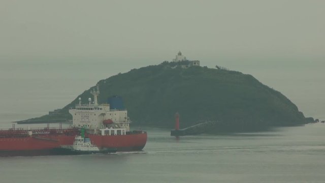 タグボートと貨物船