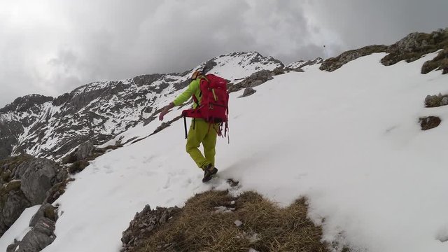 Escursione in montagna d'inverno
