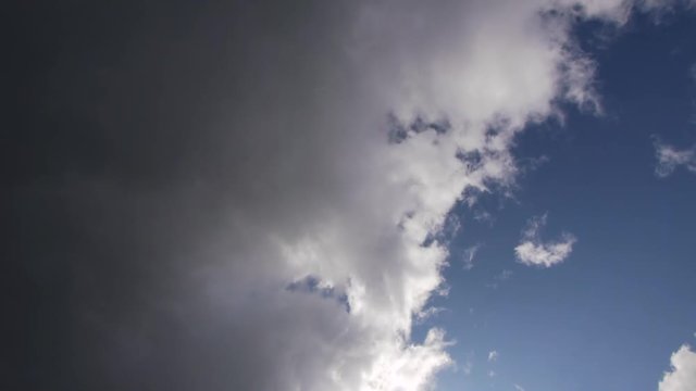 青空に架かる暗雲