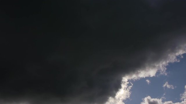 青空に架かる暗雲