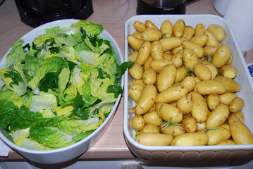 Grüner Salat und Kartoffeln