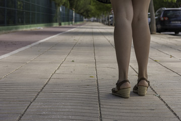 Mujer caminando por la calle.