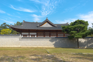 Fototapeta na wymiar Details of traditional old Korean architecture at Gyeongbokgung Palace in Seoul