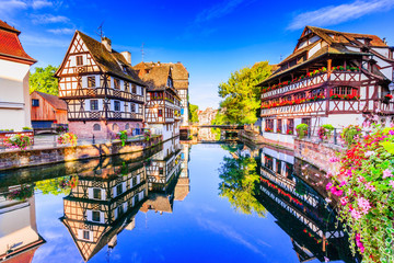 Strasbourg, Alsace, France. Traditional half timbered houses of Petite France. - obrazy, fototapety, plakaty