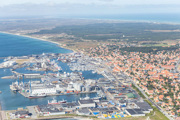 Fototapeta premium Widok z lotu ptaka na port w mieście Skagen (Dania). Widok z lotu ptaka na port w mieście Skagen w Danii w słoneczny letni dzień.