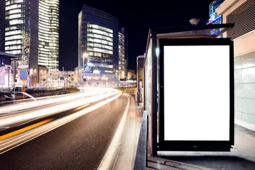 Deurstickers Leeg reclamebord in Milaan met snel verkeer en wolkenkrabbers op de achtergrond © cittadinodelmondo
