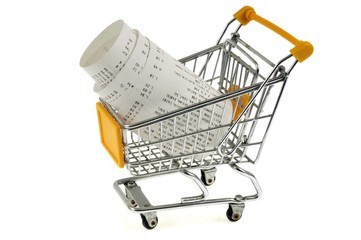 Ticket de caisse dans un chariot de supermarché 