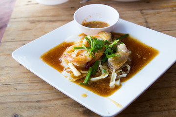 Wide rice noodles in gravy,Fried Noodles with twine,Noodle Raadna put many vegetables and seafood