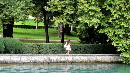 femme en bordure du fleuve