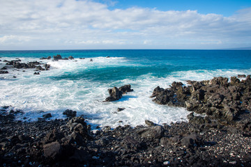 Fototapeta na wymiar Hawaii blue sky blue water and rocks