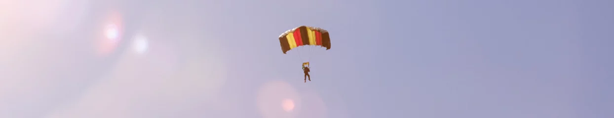 Keuken foto achterwand Luchtsport parachutist in een zomers luchtpanorama