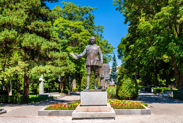 Obraz premium Statue of Imanaly Aidarbekov in Bishkek, Kyrgyzstan