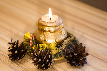 Obraz na płótnie Canvas Christmas candle with pine cones closeup1