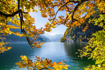 Fototapety  Jezioro Koenigssee z łodziami turystycznymi jesienią, Bawaria, Niemcy
