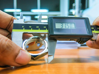 Use Vernier Digital Handy to display numbers. Screwed steel guillotine hole with a clear light on...