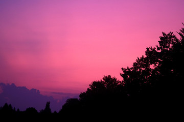 Abendrot - Magenta beendet einen schönen Abendhimmel