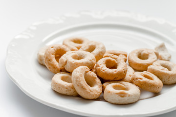 Mini ring-shaped cracknels