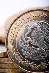 ESTADOS UNIDOS MEXICANOS, Detalle de moneda mexicana, donde se lee la leyenda.
