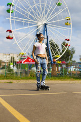 Obraz premium Summer girl in Park rollerblading