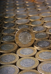 monedas de 10 pesos mexicanos apiladas y alineadas. 