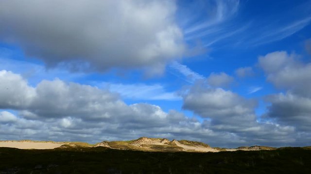 Sylt Nordsee - ziehende Wolken &uuml;ber  D&uuml;nen Landschaft Wattenmeer