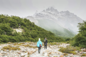 Fototapeta premium Piesze wycieczki w Patagonii. Trek do Fitz Roy w pobliżu góry Cerro Torre, Patagonia, El Chalten - Argentyna.