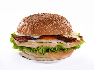 Hamburguesa de pollo con tocino.