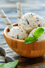 Creamy ice cream with chocolate crumb and wafer rolls.