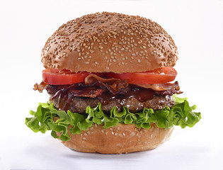 Hamburguesa con tocineta en fondo blanco.