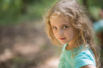 Fototapeta premium child looking at the camera