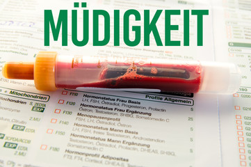 Müdigkeit / Blutprobe auf Laborzettel