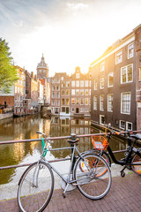 Fototapeta premium Poranny widok na kanał wodny z kościołem św. Mikołaja w Amsterdamie
