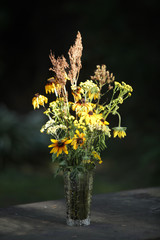 piękny letni bukiet z żółtych kwiatów