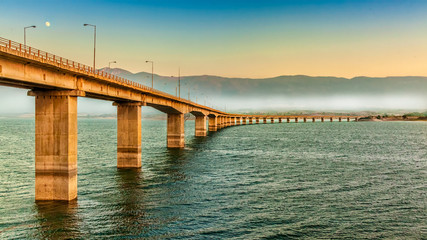 Obraz premium Lake Polyfytos Bridge