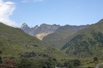 Горный пейзаж. Красивый вид на живописное ущелье, облачное небо над высокими горами. Природа Северного Кавказа