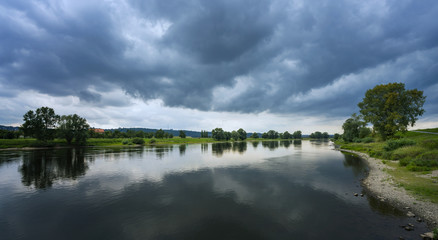 Fototapeta na wymiar Regenwolken an der Elbe zwischen Meissen und Dresden