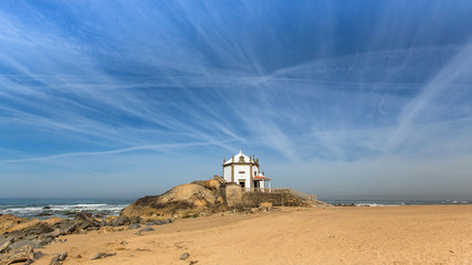 Fototapeta premium Kaplica Senhor da Pedra w Miramar Beach, Atlantic, Porto, Portugalia.