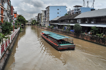 Fototapeta na wymiar Paseo en barco por el río Chao Phraya , Bangkok