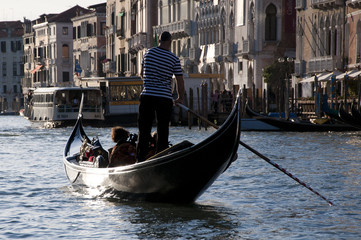 Fototapeta na wymiar Gondola sul canale con turisti