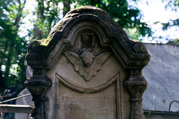 Fototapeta na wymiar Old abandoned tombstone
