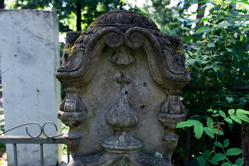 Fototapeta na wymiar Old abandoned tombstone