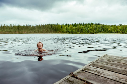 Schwimmen im See im Linnansaari Nationalpark, Finnland